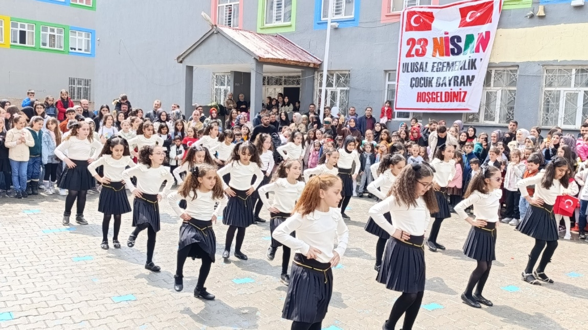 OKULUMUZ 23 NİSAN GÖSTERİLERİ